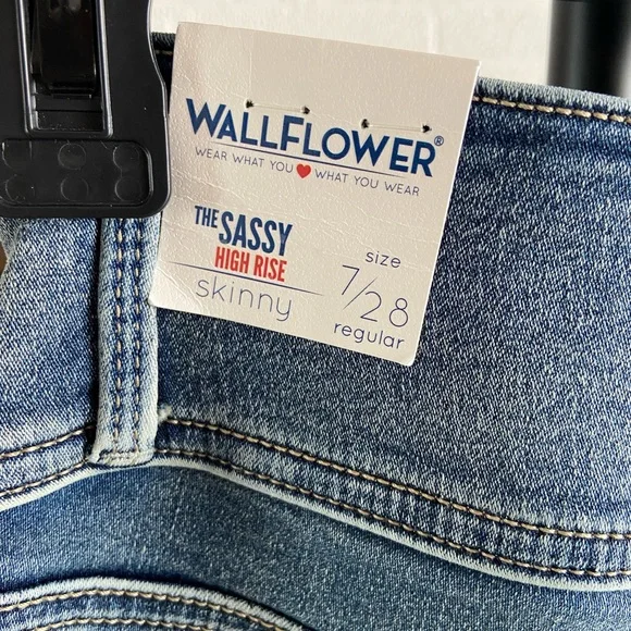 Wallflower Skinny Jeans - Picture 4 of 10